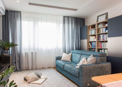 Ágyazható kék kanapé a nappaliban