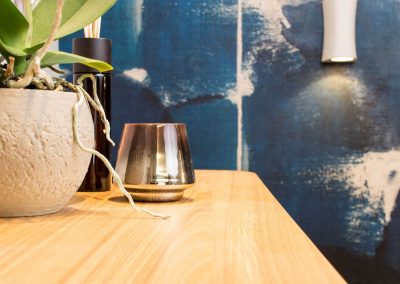 Bútor részlet tapétával